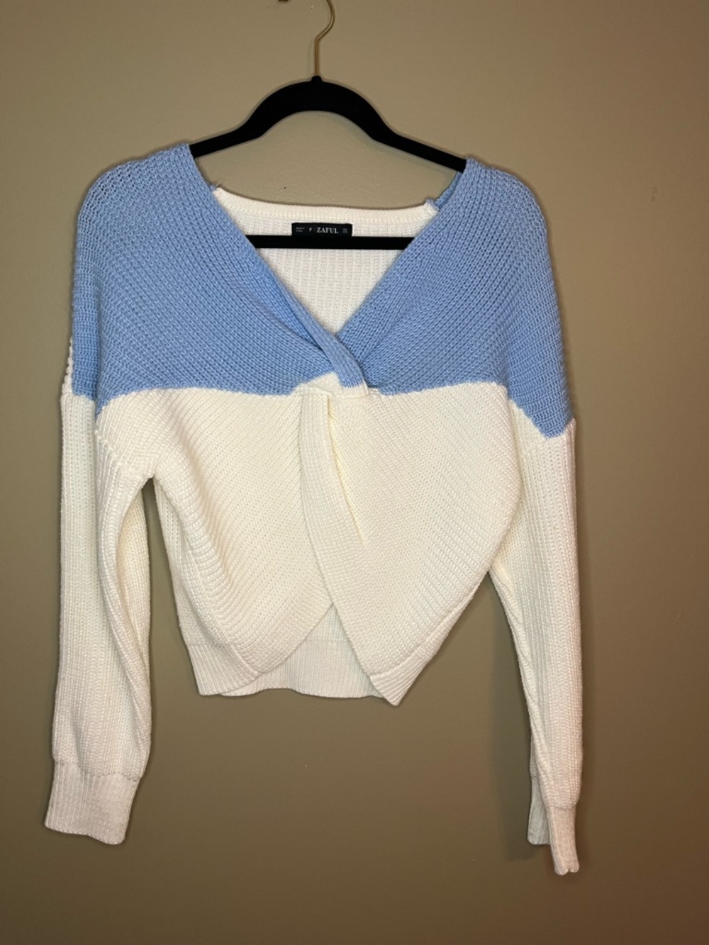 Zaful Twist-Front V-Neck Colorblock Sweater - Light Blue and White